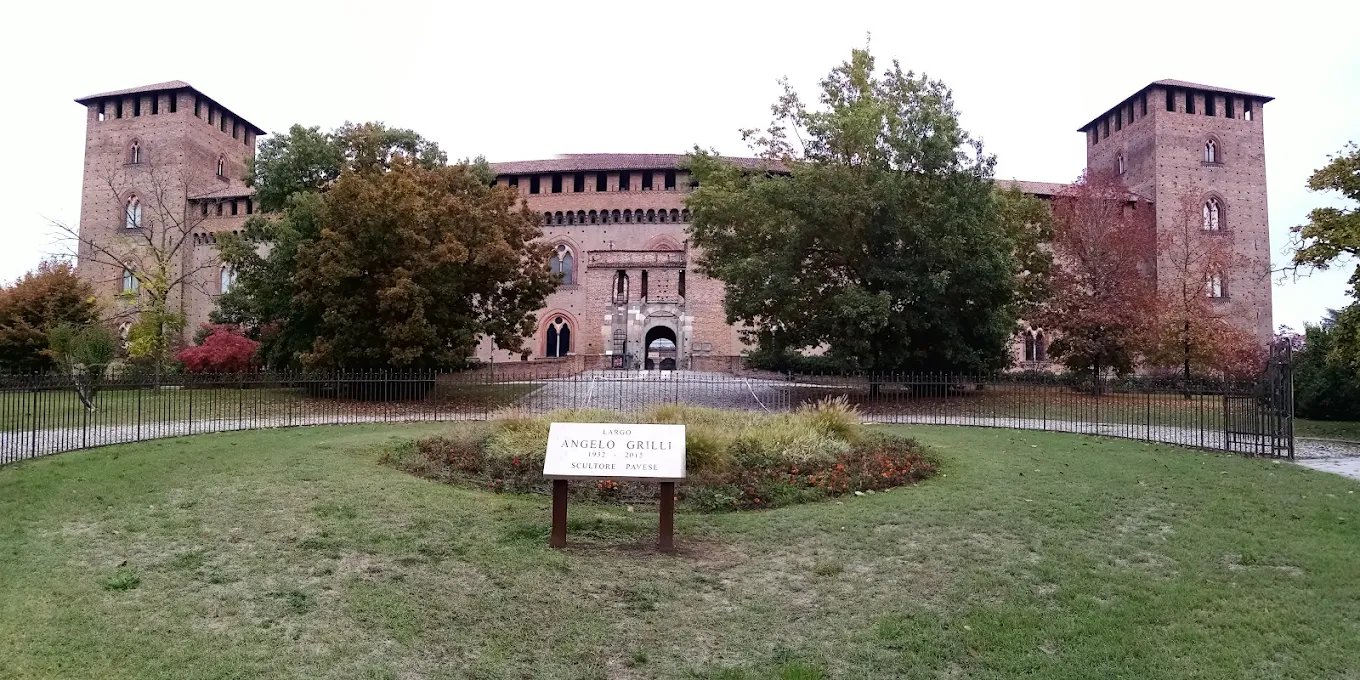 Largo Angelo Grilli, Piazza Castello